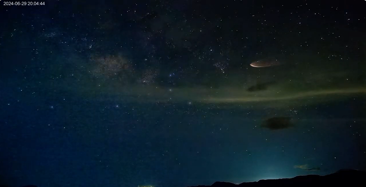 2024年6月29日，也曾出現在類似拖尾巴的黃色光體劃過星空，並在中間噴發消失，當時也起熱議，不過仍沒有人知道是什麼。 圖：翻攝自台東就醬玩YT頻道