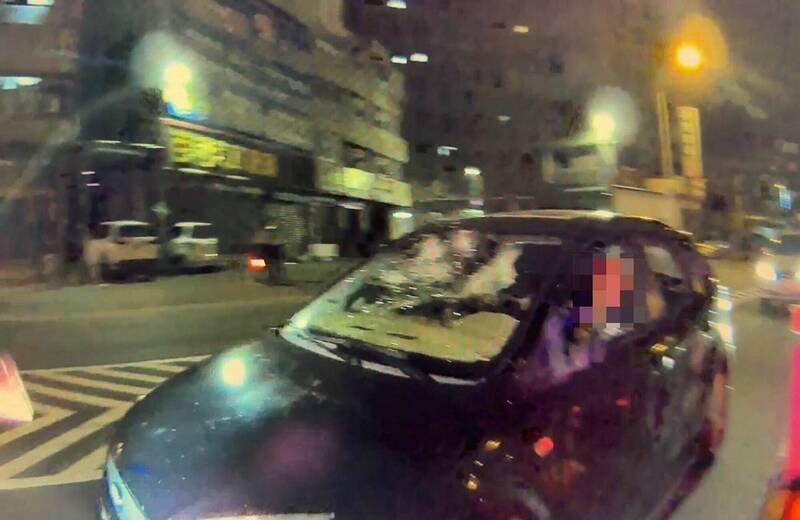 轎車擋風玻璃全碎還繼續開，員警攔檢後發現又是毒駕。 圖：警方提供