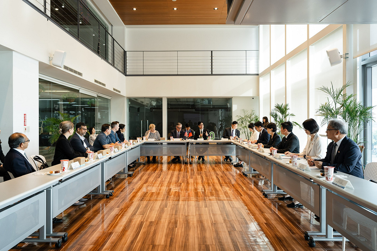 亞利桑那大學訪團與中山大學就半導體、AI、智慧應用及國際人才培育等議題深入交換意見。 圖：高雄市行國處/提供