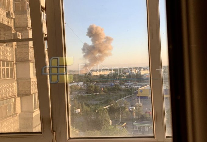 烏軍近期加強了對俄羅斯前線與境內軍事目標的打擊力度，接連襲擊了多個與俄空天軍相關的設施或基地，重挫俄軍的戰鬥能力。圖為遭到烏軍襲擊的俄羅斯塔甘羅格空軍基地。 圖：翻攝自 @Osinttechnical X 帳號