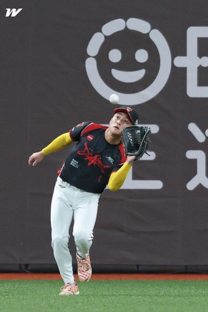 中華職棒味全龍隊外野手郭天信（圖）體驗過球隊2022年的9連敗，2026年也跟隨球隊締造9連勝追平隊史紀錄，感受到自己從新鮮人只懂往前衝，到如今更懂調配體能、理解比賽。（味全龍隊提供）中央社記者蘇志畬傳真　115年5月27日