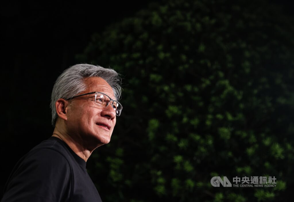 輝達（NVIDIA）執行長黃仁勳（圖）27日晚間結束與廣達董事長林百里餐敘後接受媒體訪問，說明產業發展及未來布局展望。 圖：中央社