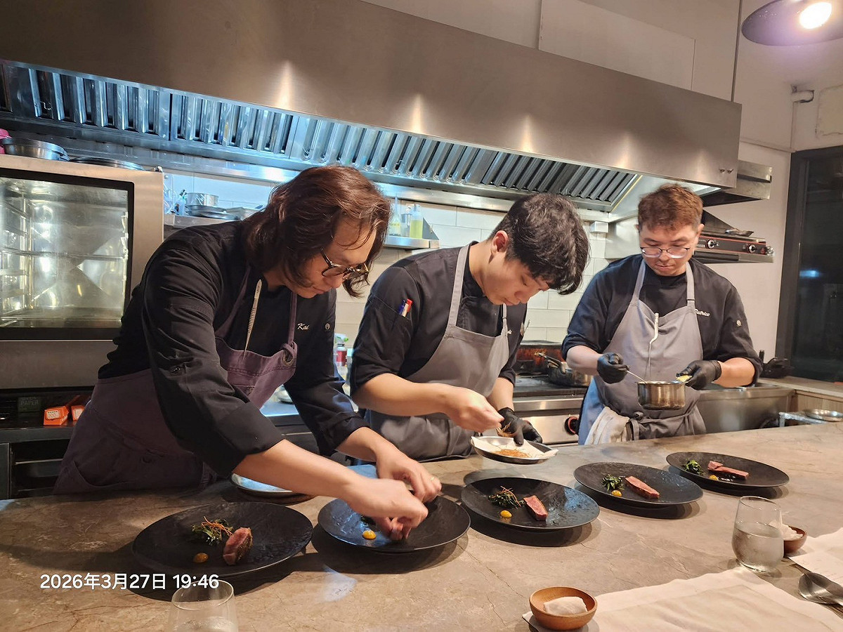 連續三年米其林入選餐廳，與台灣精品茶品牌攜手，將精品台灣茶融入法式餐點。 圖：十本初壹/提供