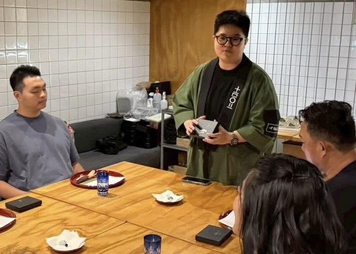 「茶二代」鄭絜方(中)深知現代人生活步調緊湊，推廣喝茶成為有趣的日常。 圖：十本初壹/提供