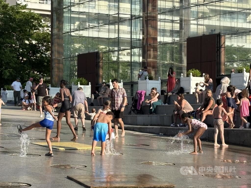 法國出現罕見的5月酷熱天氣，巴黎不少家長帶孩子到公園戲水，自己也略享清涼。中央社記者曾依璇巴黎攝　115年5月28日 圖：中央社提供