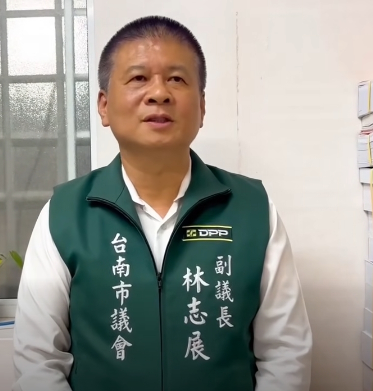 民進黨台南市黨部主委選舉結果揭曉，台南市議會副議長林志展以 38 票的極微弱差距，險勝尋求主委連任的立委郭國文。 圖：取自臉書