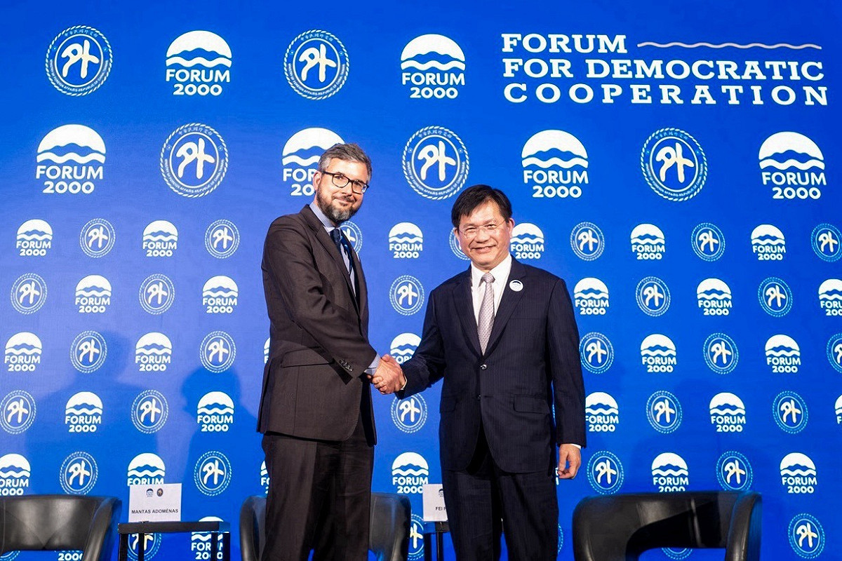 林佳龍與公元兩千論壇基金會執行長卡列帕（Jakub Klepal）。 圖：外交部提供