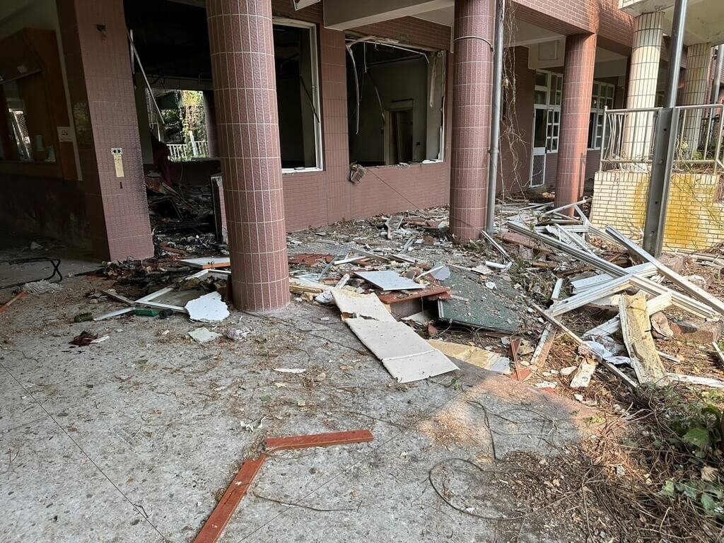 嘉義地檢署偵辦竹崎廢棄校園爆炸案（圖），周姓、余姓男大生循網路資訊私自調配、製造爆裂物，從去年12月起至今年4月先後引爆6次，檢方日前偵結，建請法院具體求刑7年6個月，28日移審。  （檢方提供）　中央社記者姜宜菁傳真　115年5月28日