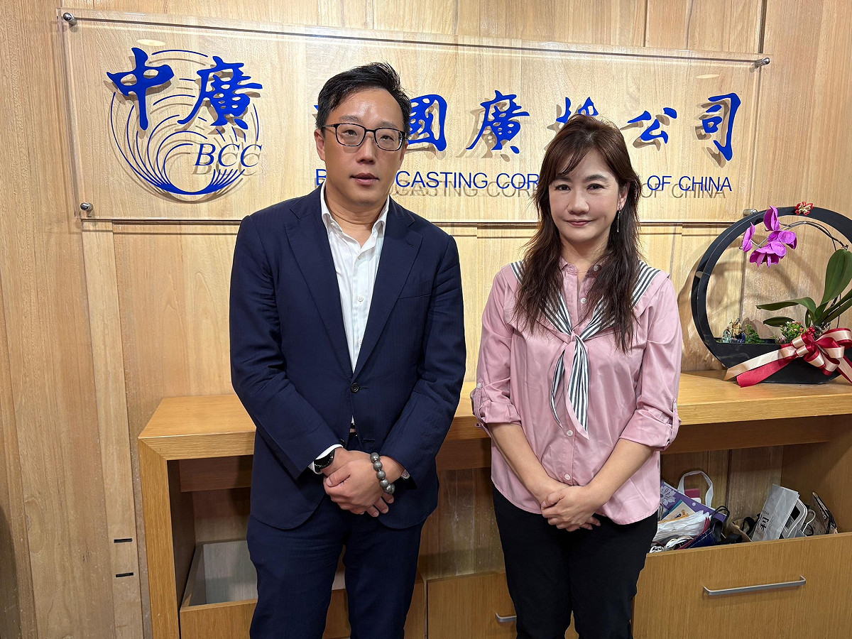《千秋萬事》主持人王淺秋專訪民調專家吳世昌。 圖：新傳媒/提供