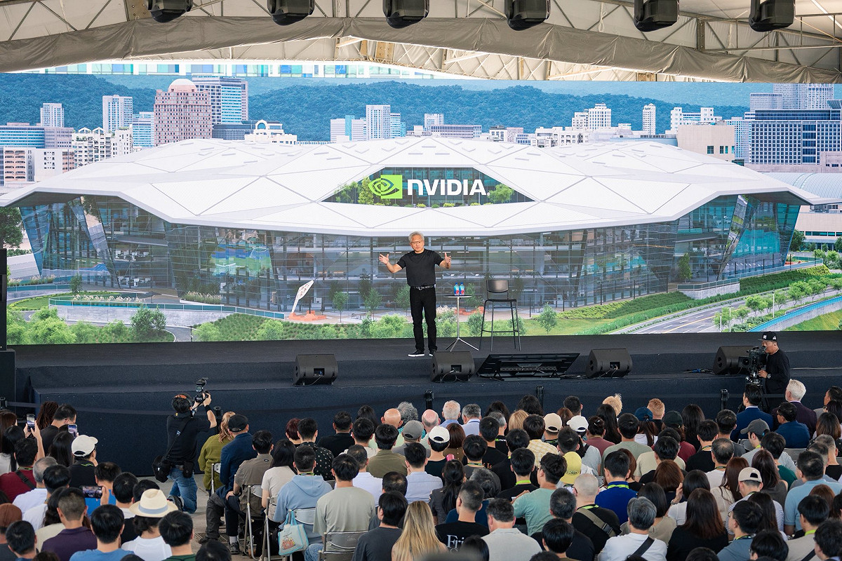 輝達（NVIDIA）執行長黃仁勳27日在北投士林科技園區舉行的台灣員工大會。 圖：翻攝自蔣萬安臉書