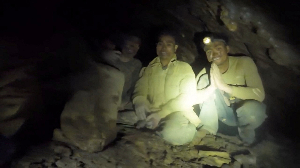 目前已獲救的 5 名村民中，1 人於上週五在救援人員引導下脫困，其餘 4 人則在隔天趁著大規模排水後自行逃出洞穴。 圖:達志影像/路透社