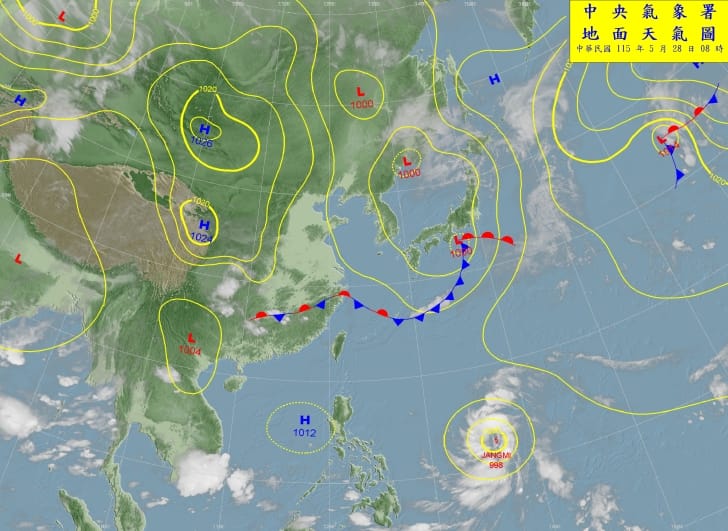目前台灣處在大尺度的高壓熱區內，但周邊海域卻有颱風在低壓區發展；高壓與低壓對流的波動，進而讓台灣附近的高壓強度增強、出現「加成效果」。 圖：取自氣象署