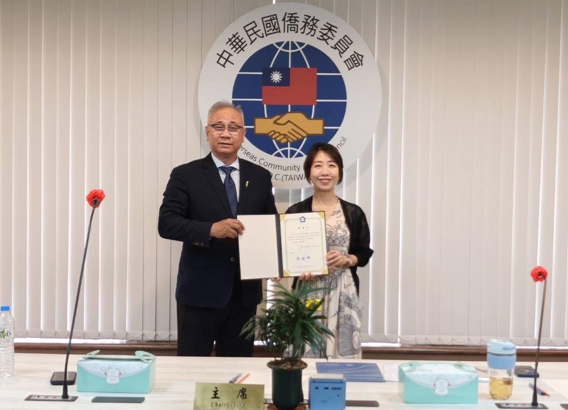 陳文甲老師代表日本研究學位學程李世暉主任致贈感謝狀，感謝李姸慧副委員長熱情接待與經驗分享。 圖/陳文甲提供