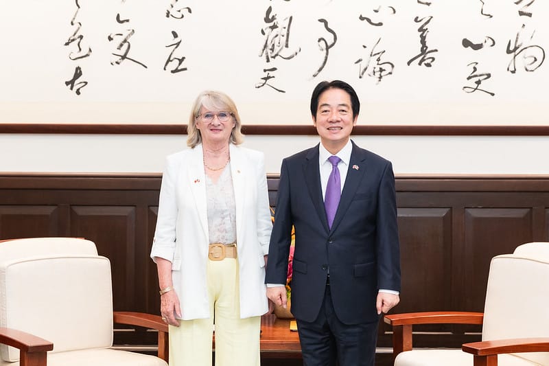 賴清德與法國國民議會友台小組主席帕媞斯黛（Marie-Noëlle Battistel）。 圖：總統府提供