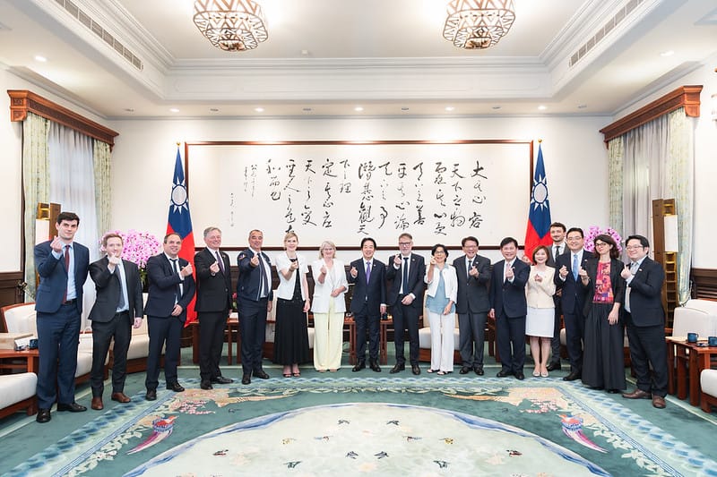 賴清德接見「法國國民議會友台小組主席帕媞斯黛（Marie-Noëlle Battistel）訪團」，成員包括法國社會黨黨主席福爾（Olivier Faure）、議員琵葉芃（Christine Pirès-Beaune）、杜碧霂蕾（Virginie Duby-Muller）、伊勢比（Cyrille Isaac-Sibille）、柯頌（Mickaël Cosson）等。 圖：總統府提供