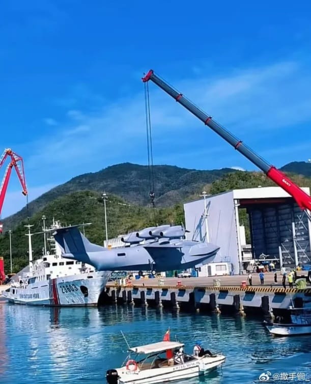 中國「渤海怪獸」翼地效應飛行器被吊掛下水，推測仍在測試階段。 圖：翻攝陸網