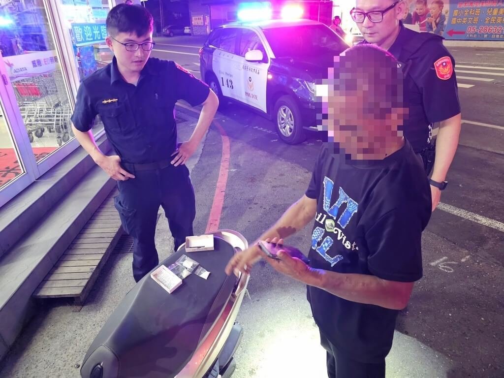 嘉義市郭姓男子（前）7日才因吸食依托咪酯移送法辦，26日騎車行經嘉義市西區，看到警察便棄車逃逸遭攔查，當場起出毒品並唾液初篩呈陽性反應；檢方以有反覆實施之虞，向法院聲請預防性羈押獲准。（檢方提供）　中央社記者姜宜菁傳真　115年5月28日