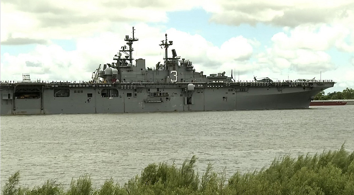 美國海軍「基薩奇山號（LHD-3）」兩棲攻擊艦，27日駛入墨西哥灣的紐奧良港待命。被視為是美軍對古巴發動軍事行動的重要「拼圖」之一。 圖：翻攝「X」@WarshipCam