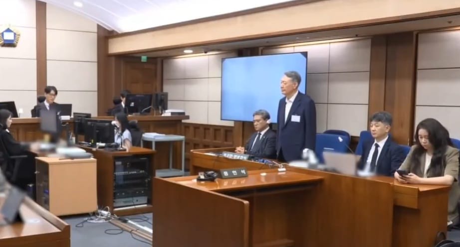 韓國前總統尹錫悅（站立者）「妨害執行拘留案」終審判決有期徒刑7年。 圖：截自法庭直播/「X」@birds_justice（資料照片）