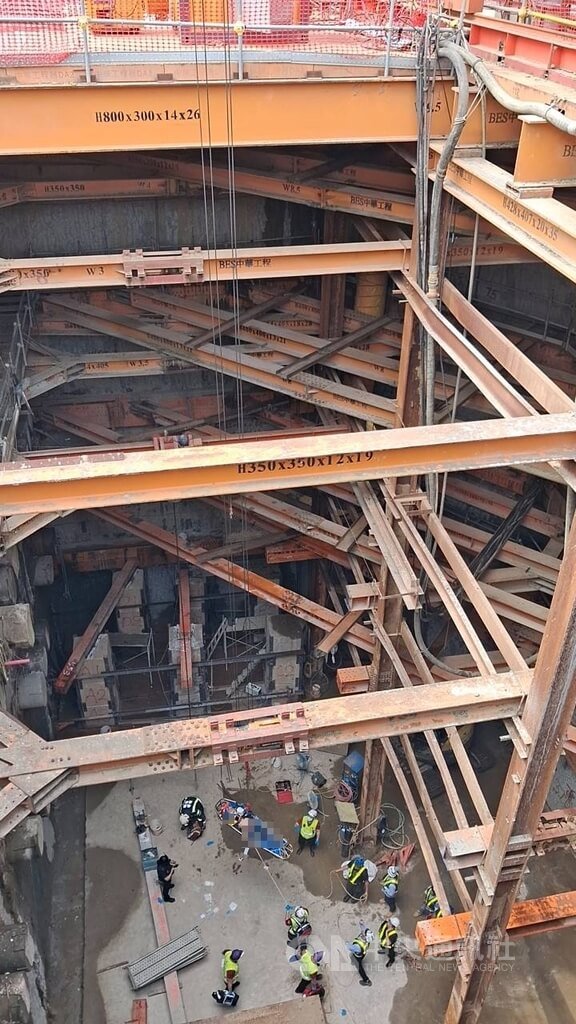 桃園市八德區捷運工程28日發生工安意外，50歲泰國籍男移工遭挖土機手臂撞擊頭部，送醫傷重不治。（翻攝照片）中央社記者葉臻傳真　115年5月28日