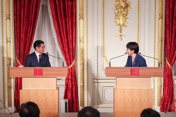 菲律賓與日本近日正式宣布，啟動位於台灣以東海域的「專屬經濟區」與大陸棚劃界談判。圖為日本內閣總理高市早苗（右）與菲律賓總統小馬可仕（左） 圖：翻攝自高市早苗的Ｘ