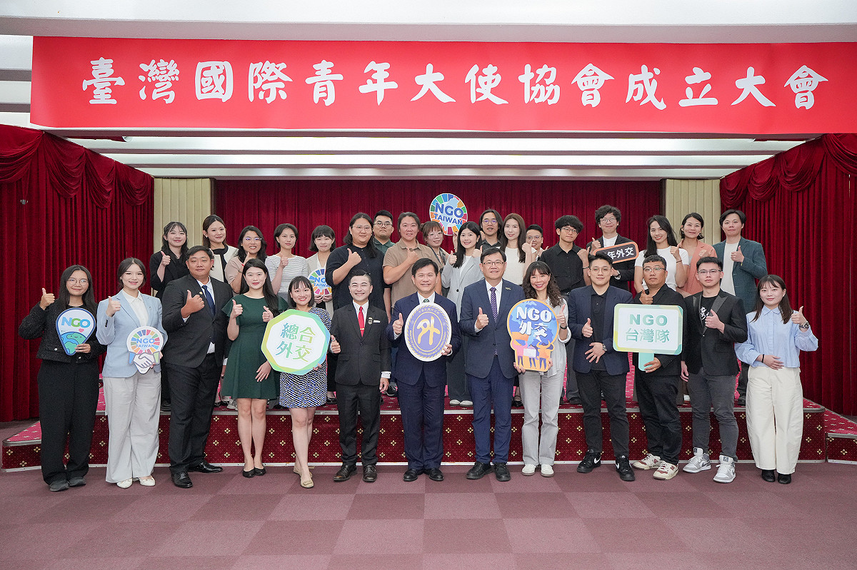 外交部長林佳龍與協會全體會員合影。 圖：外交部提供