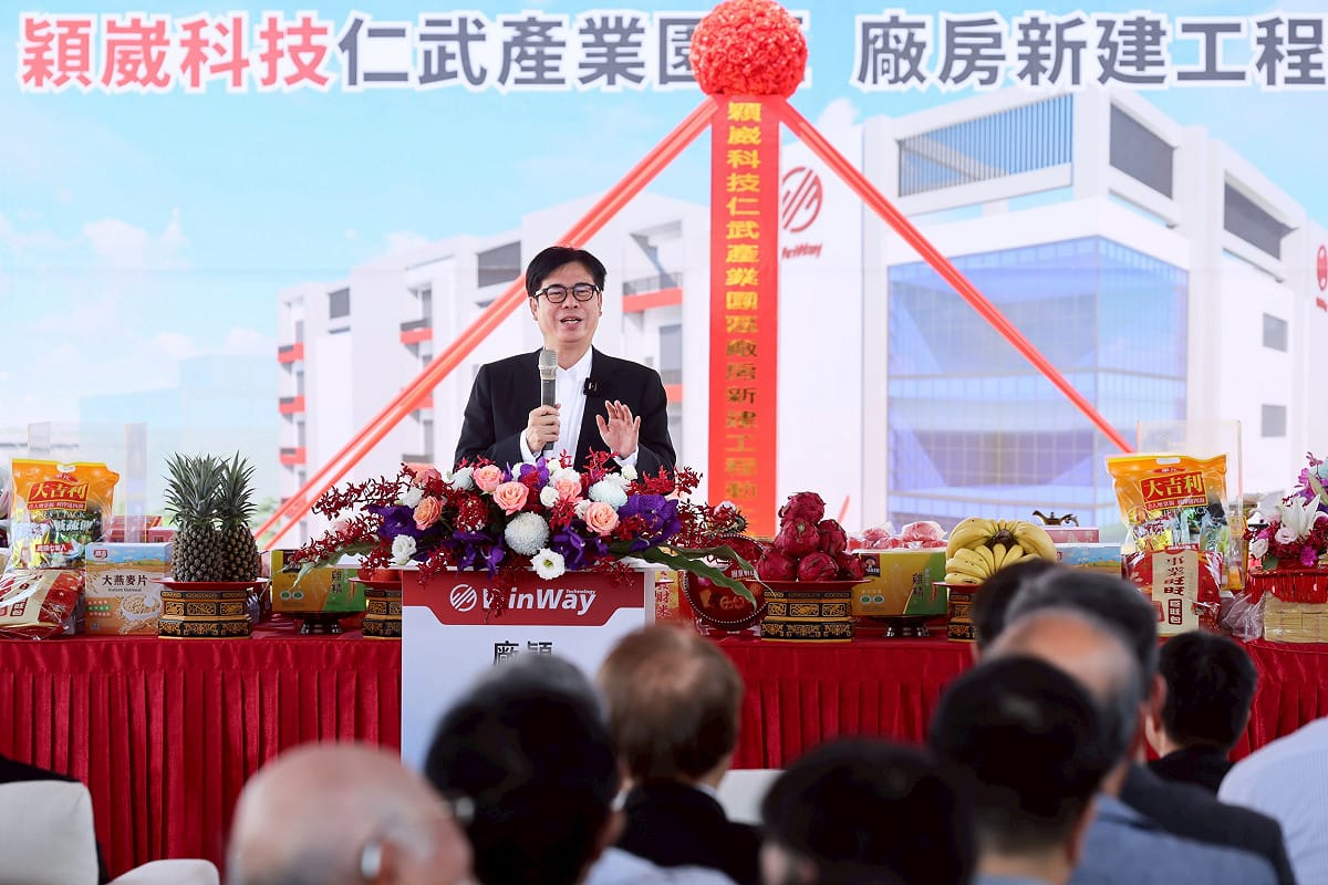 陳其邁表示會全力協助墜樓老師家屬，同時強化現有的教師支持系統，並加速改革「校事會議」的制度。 圖：高雄市政府/提供