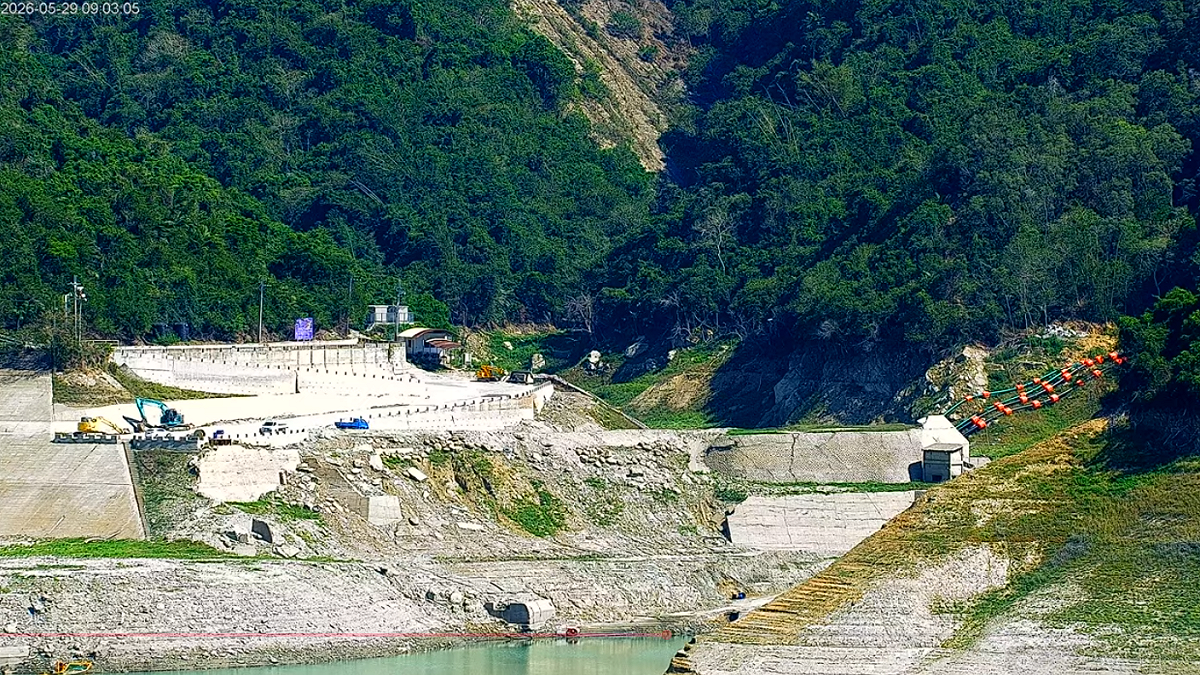 目前正在台3線334公里旁的曾文溪河床進行「蓄水範圍護岸加高工程」，整體工期從2月25日至9月22日。 圖：取自曾文水庫即時影像