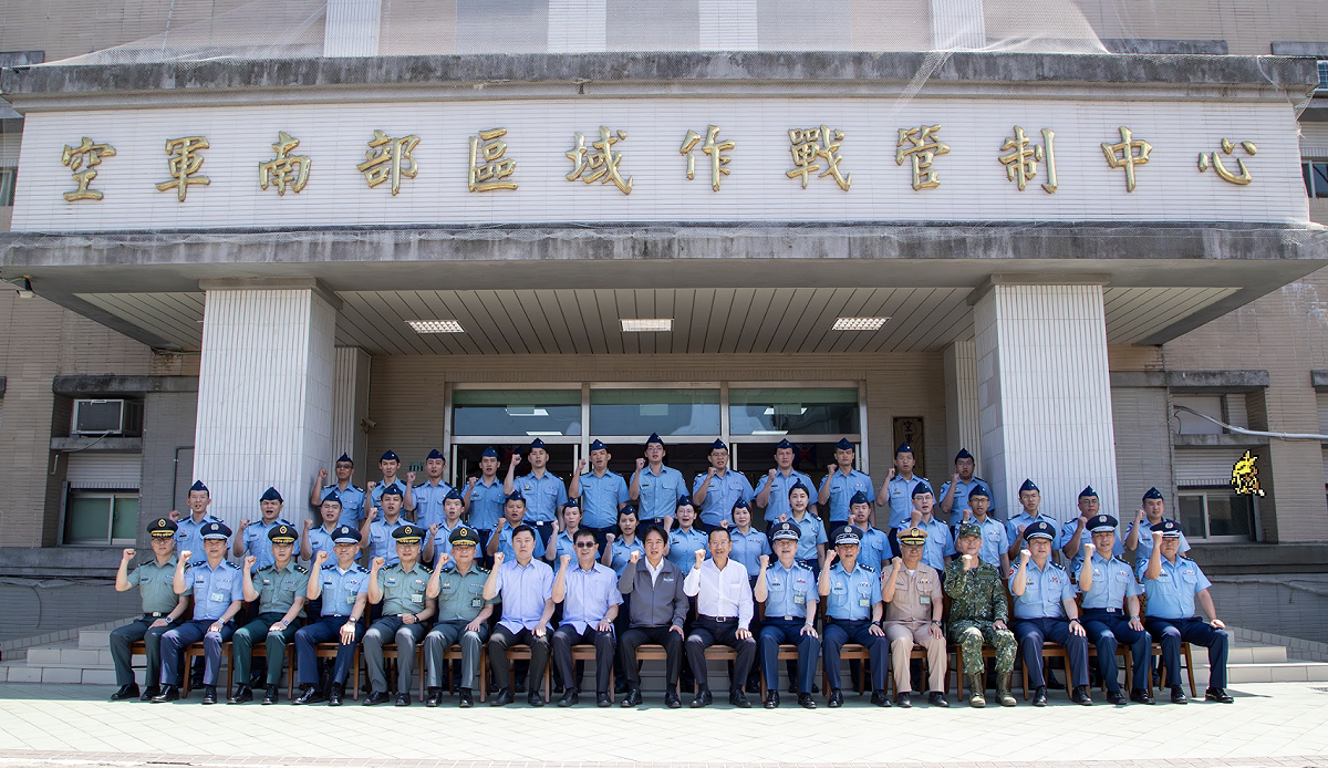 賴清德赴高雄「空軍南部區域作戰管制中心」、「國防部軍備局生產製造中心第205廠」。 圖：總統府提供