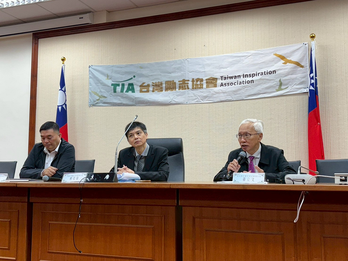 台灣勵志協會於29日舉行《115年5月台灣情勢調查發表會》，由執行長賴榮偉主持，邀請淡江大學外交與國際關係學系助理教授洪耀南、亞太和平研究基金會執行長董立文，就政府施政等重大議題進行專業解讀。 圖：台灣勵志協會提供