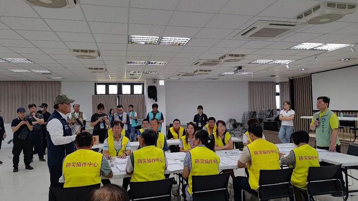 行政院政務委員季連成指導嘉義縣防災協作中心運作。 圖：行政院提供