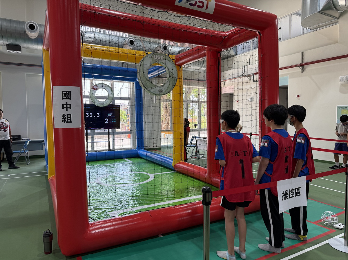 台南市教育局舉辦「115年度無人機足球選拔賽」，吸引全市國中小60支隊伍、180位學生參賽。學生須在限定時間內操控無人機足球穿越球門環、折返回場並完成隊友接力，不只比速度，也考驗穩定度、判斷力與團隊默契。 圖：台南市政府提供