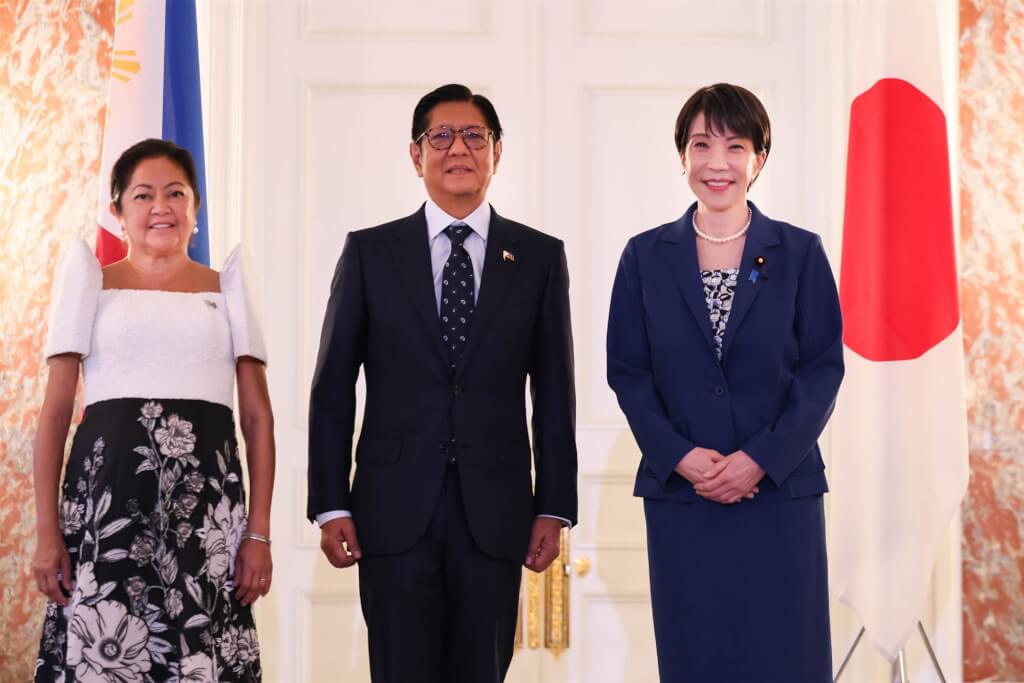 日本首相高市早苗（右）與以國賓身分訪日的菲律賓總統小馬可仕（中）28日在東京舉行高峰會，雙方會後發表聯合聲明，宣布日菲正式升級為「全面戰略夥伴關係」。 圖：取自x.com/takaichi_sanae