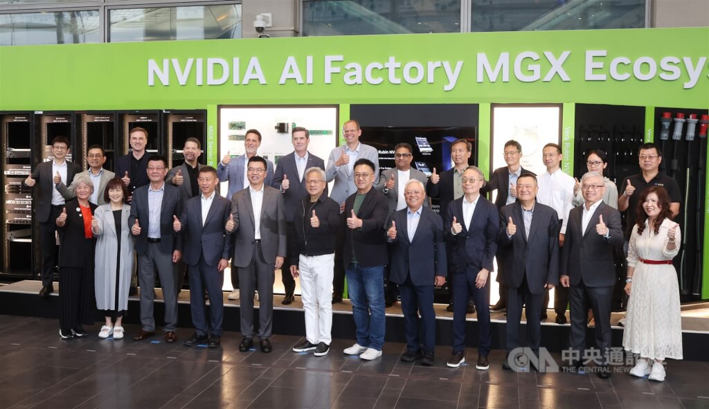 輝達（NVIDIA）執行長黃仁勳（前右7）29日出席輝達AI Factory MGX Ecosystem Ceremony，與合作廠商比讚合影留念。中央社記者張新偉攝　115年5月29日 圖：中央社提供
