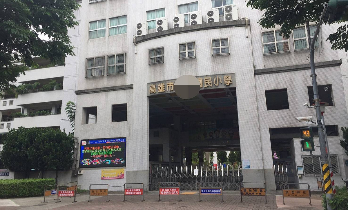 近日發生老師墜樓事件的高市某國小校長，寫下一封給學校家長們的公開信。 圖：孫家銘翻攝