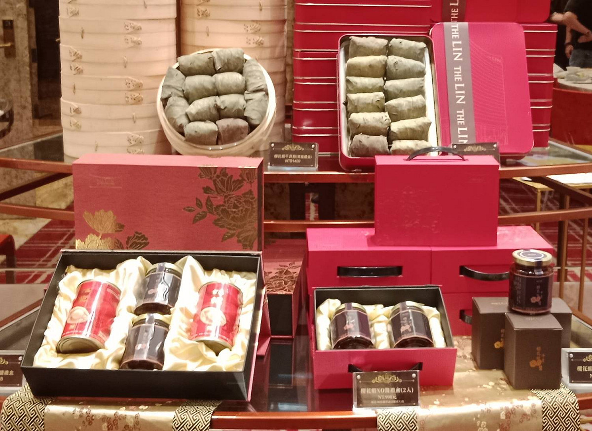 高雄林皇宮主打的櫻花蝦干貝荷葉粽與兩款XO醬禮盒及雙味臘腸禮盒。 圖：孫家銘攝