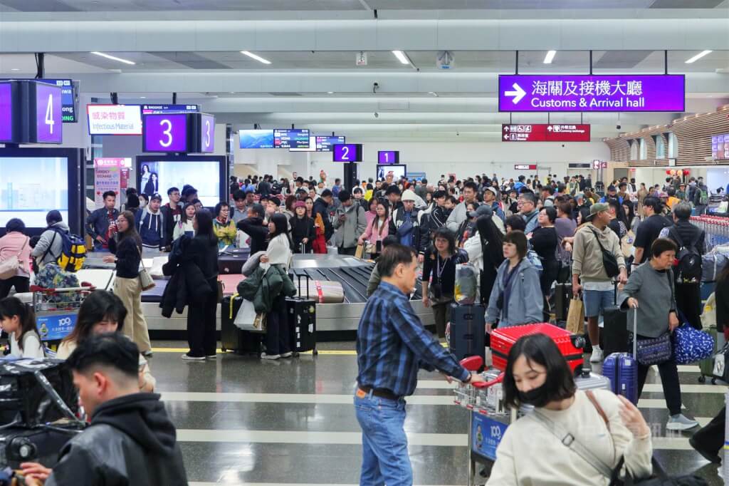 圖為農曆春節桃園國際機場人潮。（中央社檔案照片）