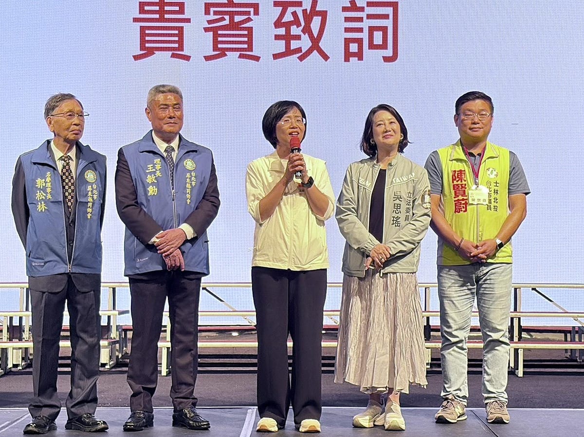 新北市長候選人、立法委員蘇巧慧今（30）日出席台北市屏東同鄉會會員大會，和台北屏東同鄉會會長王敏勳一同入場，受到現場民眾熱情歡呼。 圖：蘇巧慧競選辦公室提供