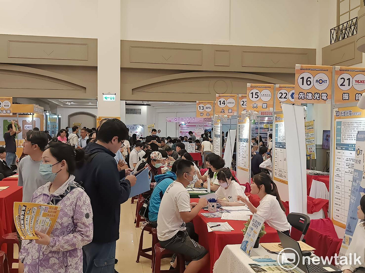 「求職應援季」首日即吸引逾800名求職者參與，初步媒合率破6成，成功協助社會新鮮人與轉職市民開創職涯新局！ 圖：唐復年/攝
