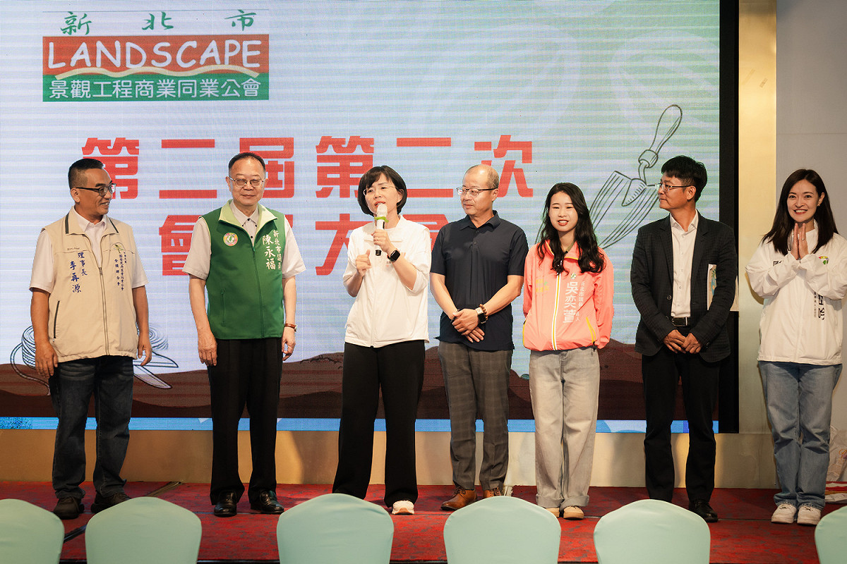 新北市長候選人、立法委員蘇巧慧今（30）日晚間出席「新北市景觀工程商業同業公會會員大會」，和新北市景觀工程商業同業公會理事長陳家興，與中華民國園藝花卉商業同業公會全國聯合會理事長李再源一同入場，便受到全國各公會代表的熱烈歡迎。 圖：蘇巧慧競選辦公室提供
