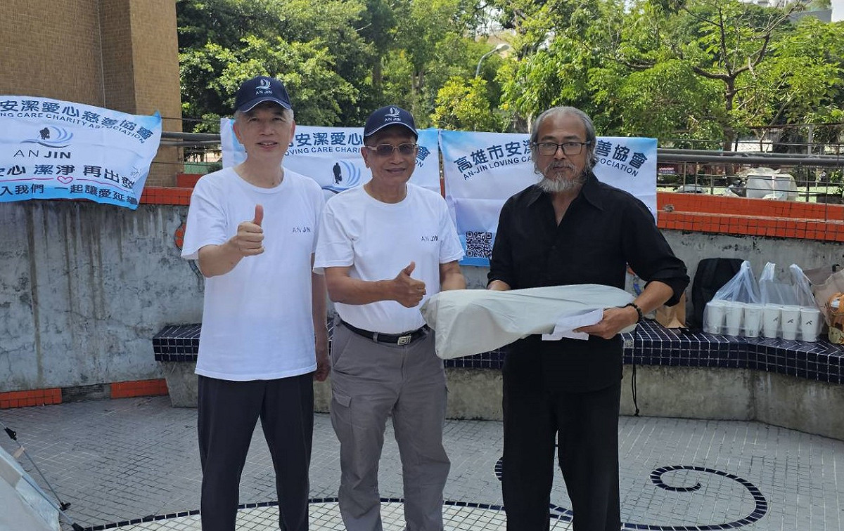 高雄市安潔愛心慈善協會理事長陳豪民(左)及義大大昌醫院中醫部部長蔡金川(中)送帳篷嘉惠無家者。 圖：孫家銘/攝