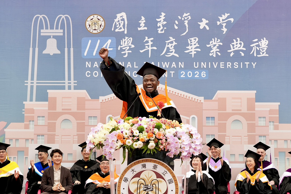 台大畢業典禮國際畢業生代表內森Nathan致詞，分享從坦尚尼亞貧困山村到台灣求學的生命故事，真摯發言感動大批網友。 圖：取自國立臺灣大學臉書