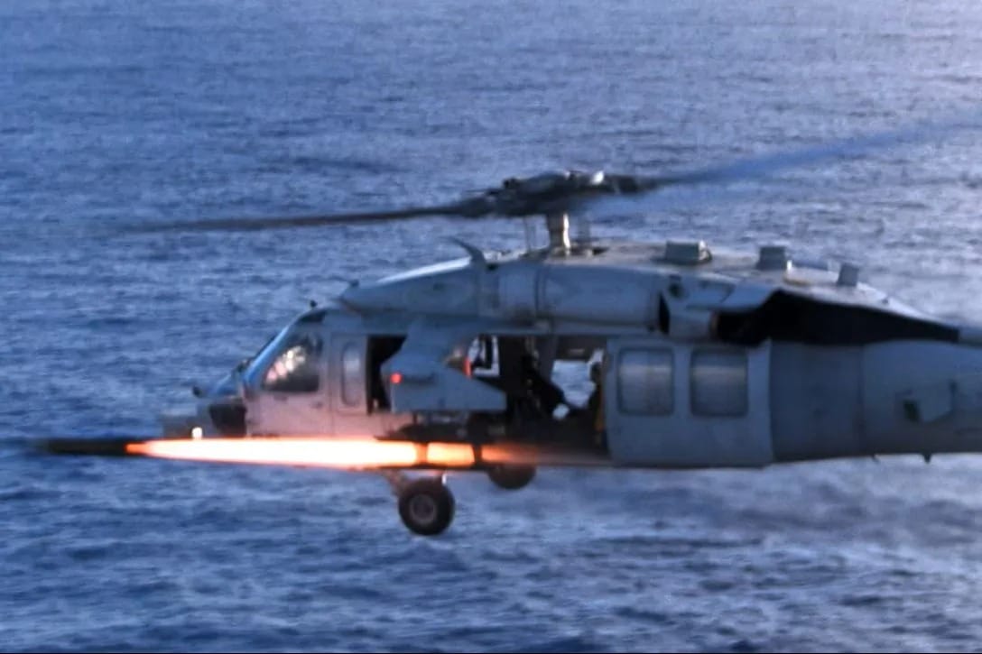 美國MH-60S直升機發射地獄火飛彈。 圖：翻攝USDepartment of War
