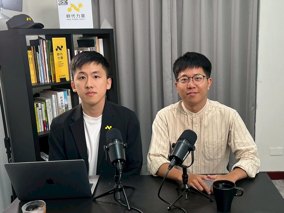 張育萌（右）指出，韓螢煥稱合照中的錢是捐給馬英九個人但不願具名的款項，與「柯文哲基金會案」的邏輯如出一轍。 圖：時代力量 提供