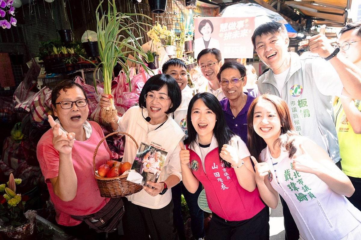 新北市長候選人、立法委員蘇巧慧今（31）日前進板橋朝陽市場掃街，沿途攤販與民眾熱情相迎，紛紛拿出手機要求合照，更有攤商送上芒果與蒜苗，高喊「凍蒜」！、 圖：蘇巧慧競選辦公室提供