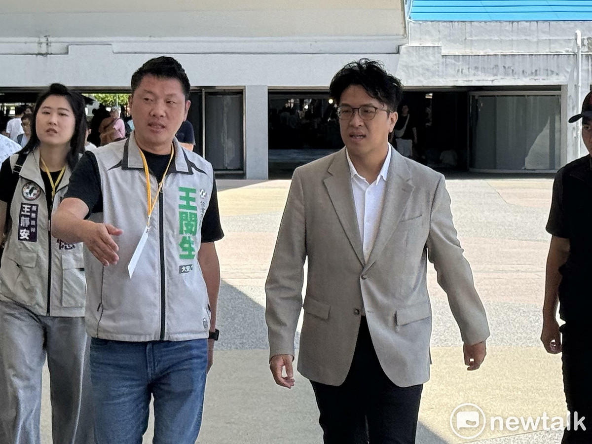 民進黨台北市長參選人沈伯洋（右）與民進黨台北市議員王閔生（左）。 圖：周煊惠／攝