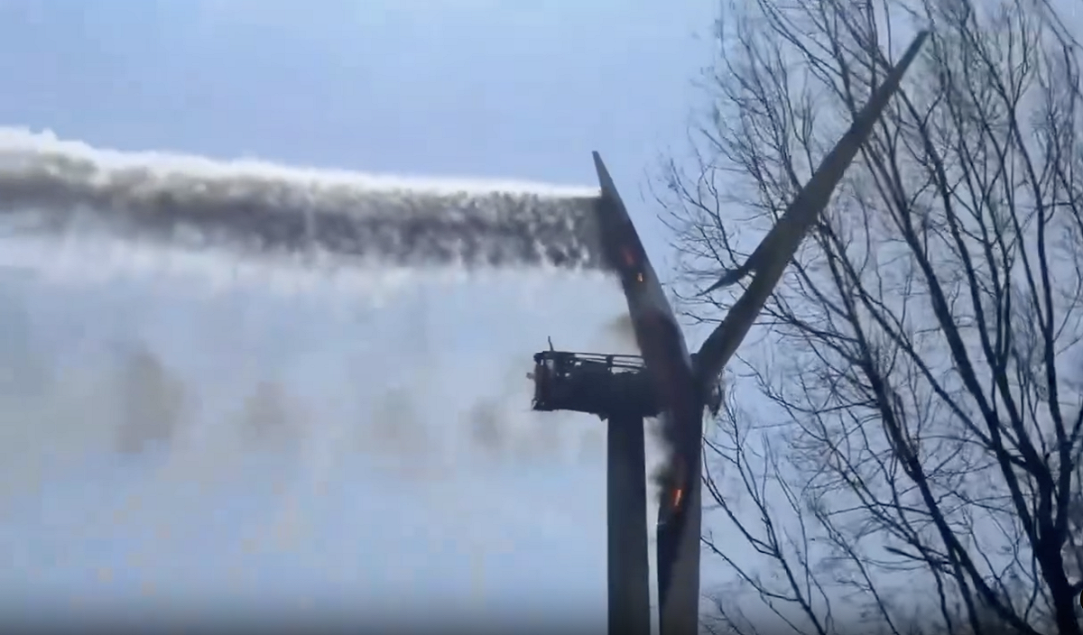 雲林麥寮風場一部風力發電機31日突然起火，現場濃煙直竄天際，葉片燃燒後墜落保安林地。 圖：翻攝自 Threads