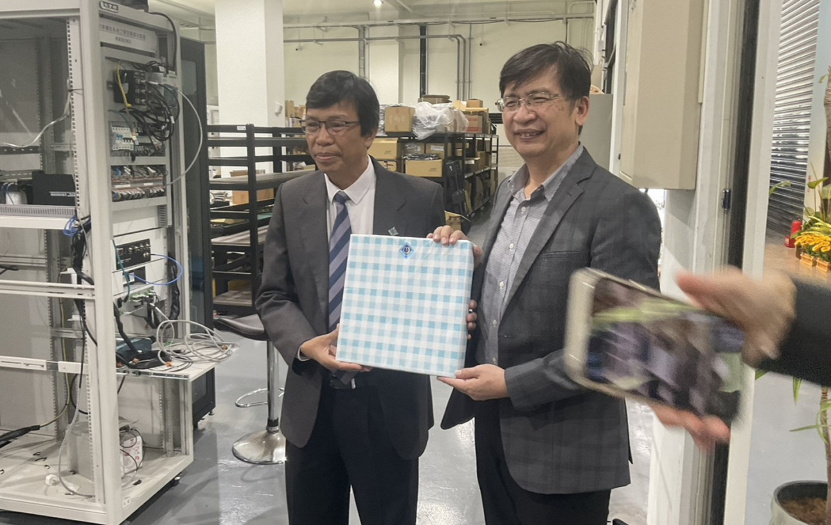 越南肯特大學副校長陳玉海(左)與高科大第一校副校長李嘉紘(右)相見歡。 圖：越南勇源教育發展基金會/提供