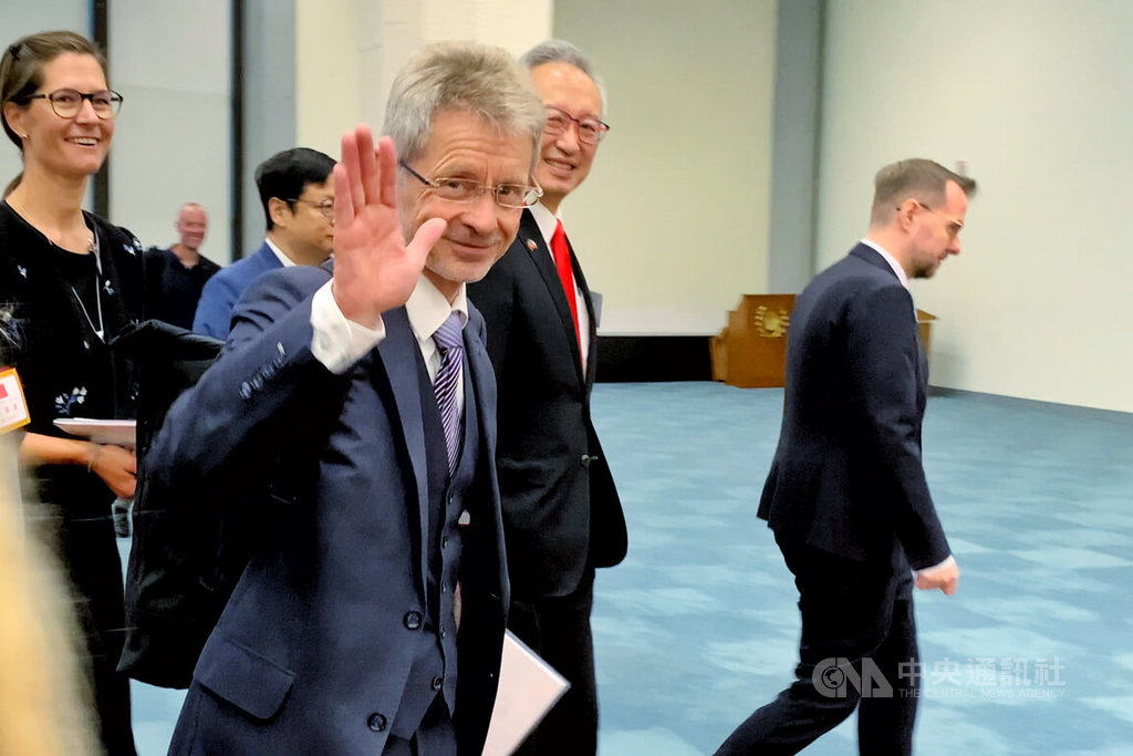 捷克參議院議長維特齊1日率代表團搭機抵台，在桃園國際機場向媒體親切揮手致意。 中央社記者吳睿騏桃園機場攝　115年6月1日 圖：中央社提供