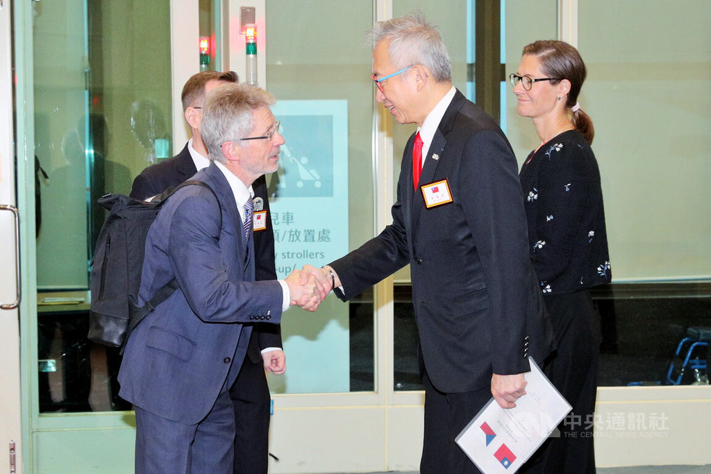 捷克參議長維特齊（前排左）率約40人代表團1日抵台。一行人搭乘的中華航空班機降落桃園國際機場後，外交部政務次長吳志中（前排右）前往國賓門迎接。中央社記者吳睿騏桃園機場攝　115年6月1日 圖：中央社提供